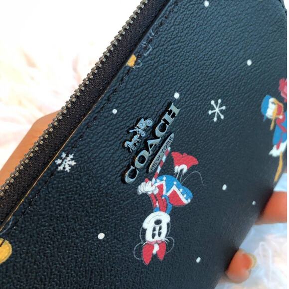 New 🎀 COACH Disney Corner Zip Wristlet With Holiday Print - Picture 2 of 7